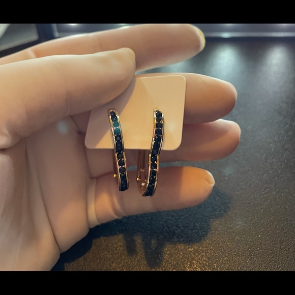 Gorgeous 18K Gold Plated ♥️ Earrings - Picture 5 of 6